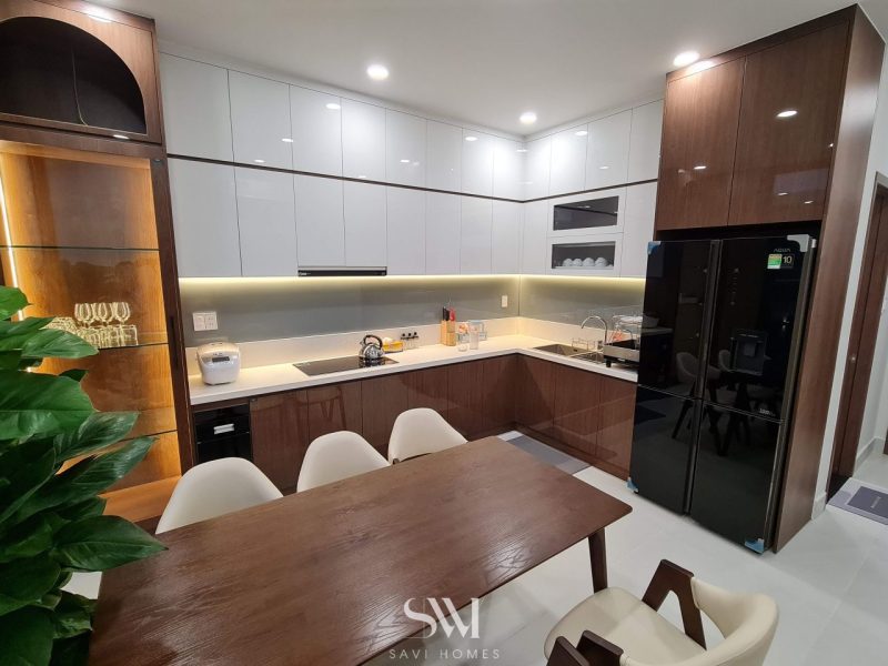 Thi công nội thất phòng ăn liền kề khu bếp theo cùng 1 tông màu gỗ