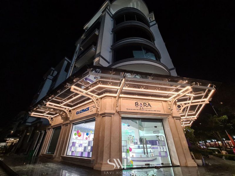 Thi công nội thất shop hoàn thiện nhìn từ lối vào